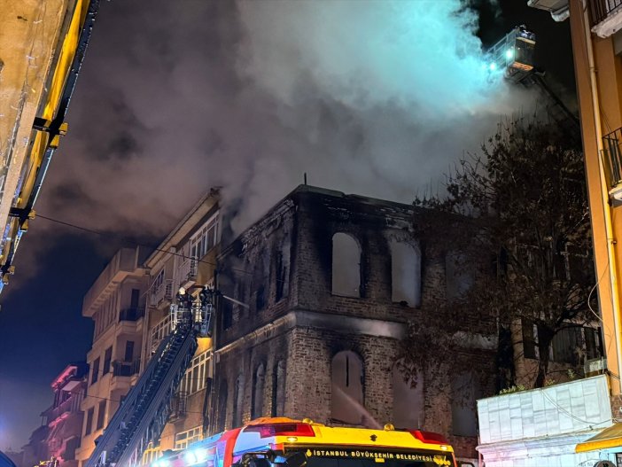 restorasyonu-suren-tarihi-binada-yangin-1-kisi-oldu-001.jpg