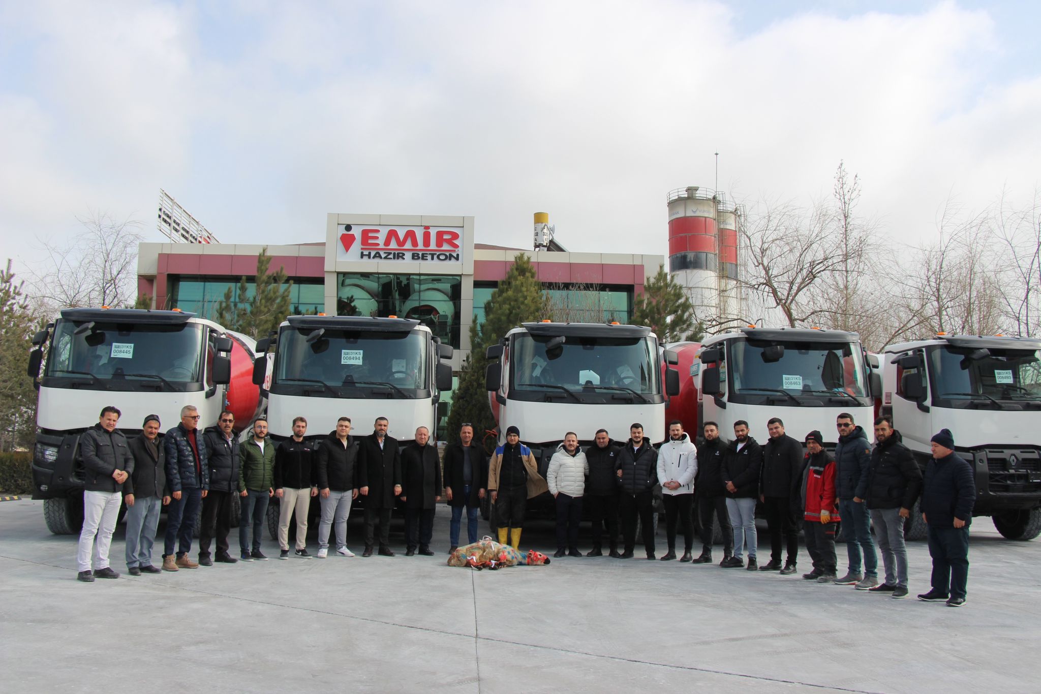 buyruk-gruptan-emir-hazir-betona-5-yeni-renault-trucks-arac.jpeg