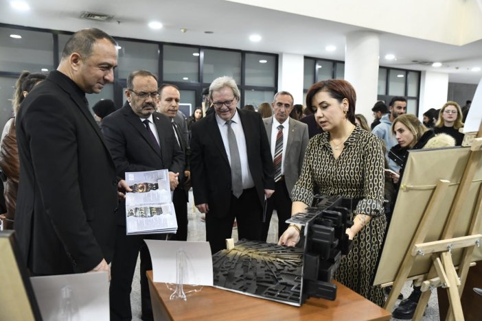 artik-sergisi-atik-malzemeleri-sanata-donusturuyor-002.jpg