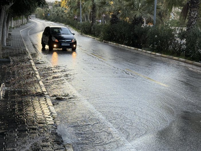 kuraklikla-mucadele-edilen-bu-donemde-tonlarca-su-sokaklarda-bosa-akti.jpg