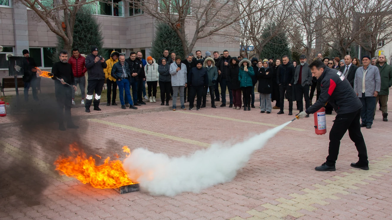 selcuk-universitesi-personeline-yangin-egitimi-001.webp