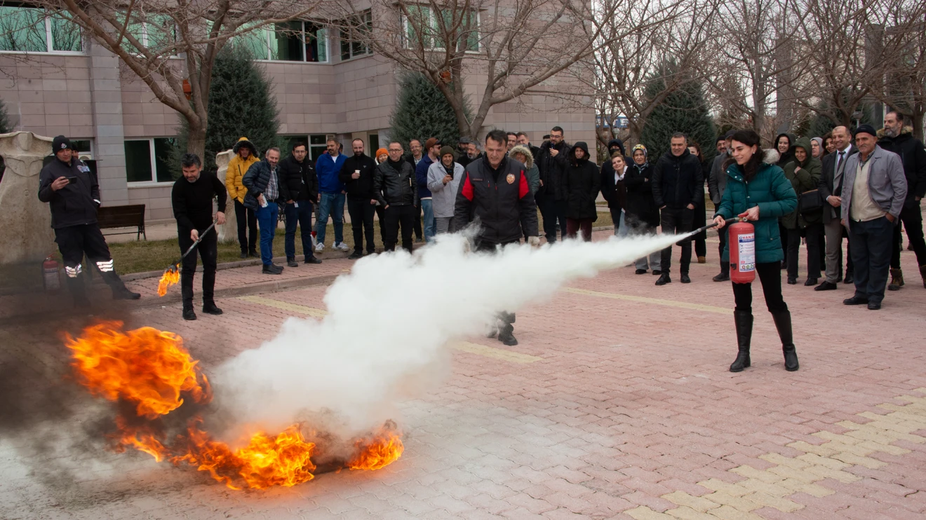 selcuk-universitesi-personeline-yangin-egitimi-002.webp