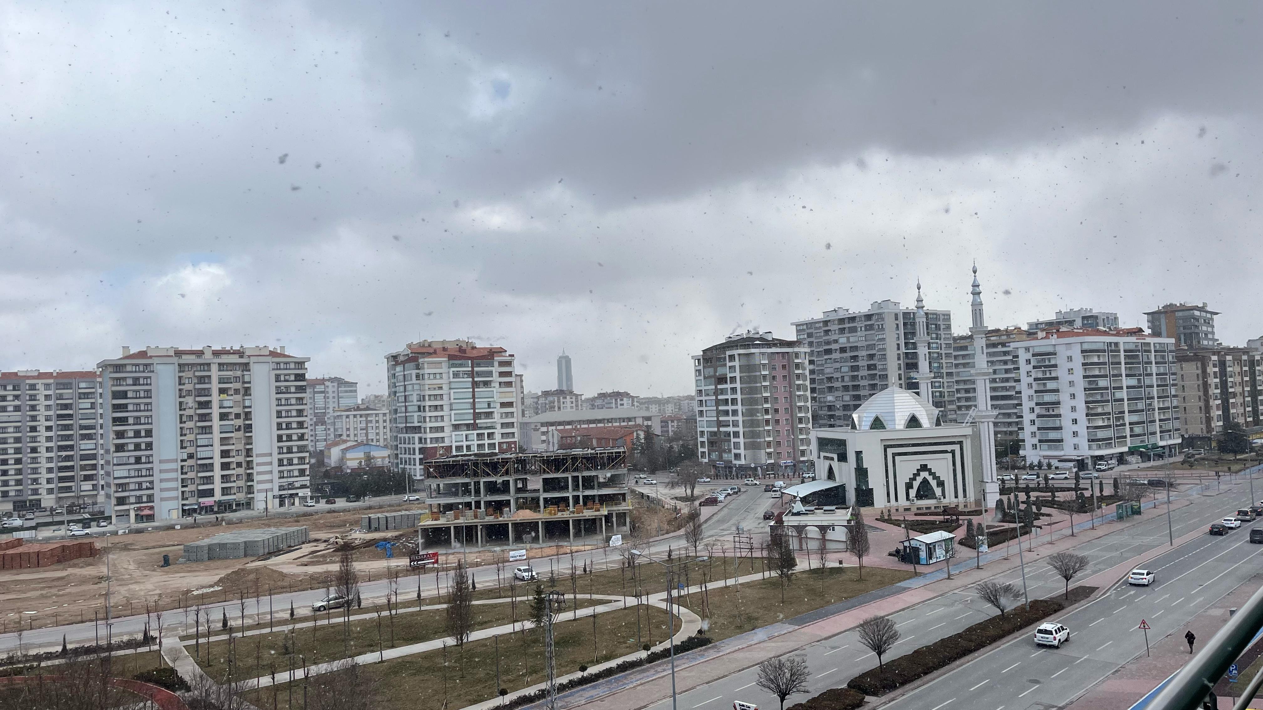 konyanin-merkezinde-kar-yagisi-etkili-oluyor.jpeg