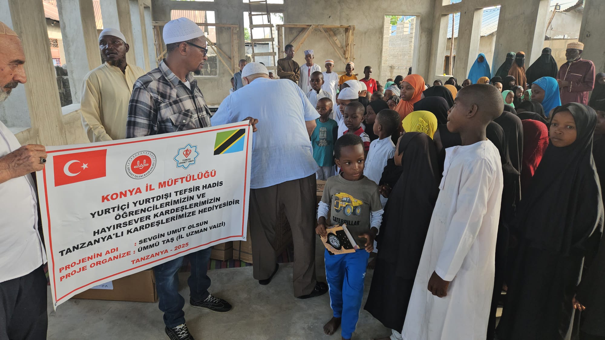 konya-organizasyonuyla-tanzanyada-ogrencilerine-kuran-i-kerim-dagitildi-001.jpg