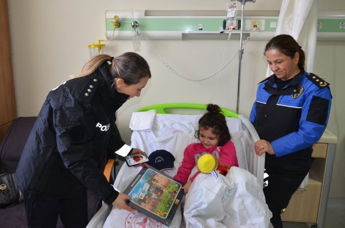 konyada-hasta-cocuklara-polis-eli-degdi-001.jpg