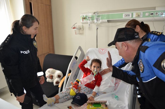 konyada-hasta-cocuklara-polis-eli-degdi-002.jpg