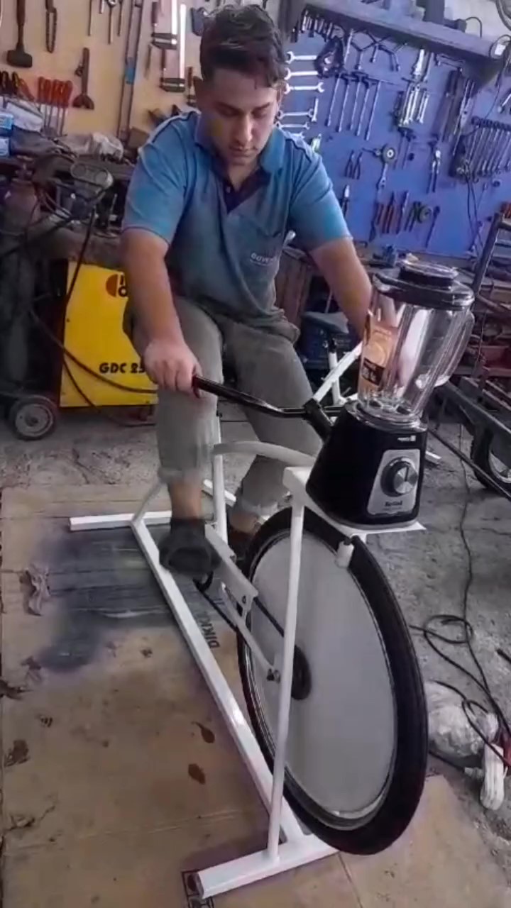 konyali-usta-blender-calistiran-bisiklet-yapti.jpg