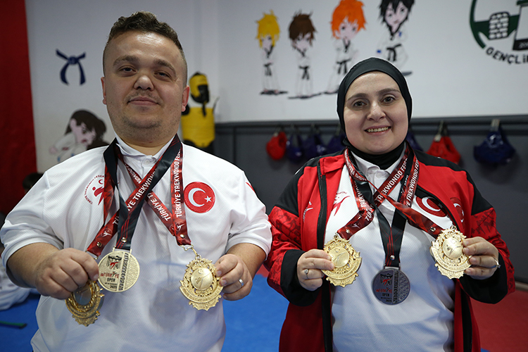 tekvandoda-engelleri-asip-madalyaya-ulastilar-001.jpg