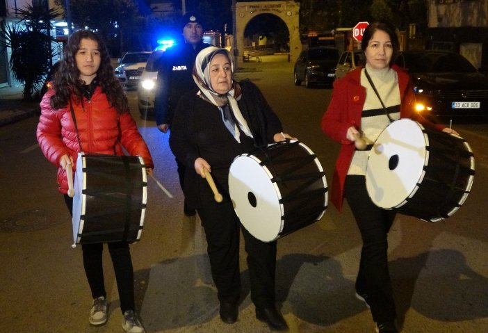 kadin-ramazan-davulculari-mesaiye-basladi.jpg