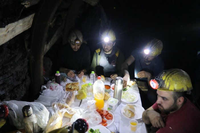 maden-iscileri-yerin-metrelerce-altinda-ilk-sahurlarini-yapti.jpg