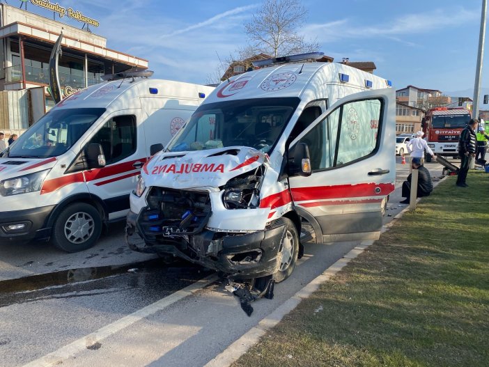 ambulans-kazasinda-hamile-kadin-ve-bebegi-hayatini-kaybetti.jpg
