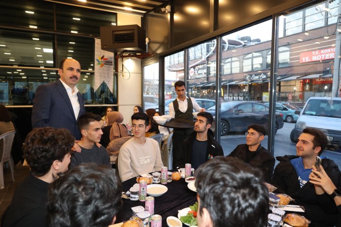 baskan-altay-universiteli-genclerin-iftar-sofrasina-konuk-oldu-001.jpeg