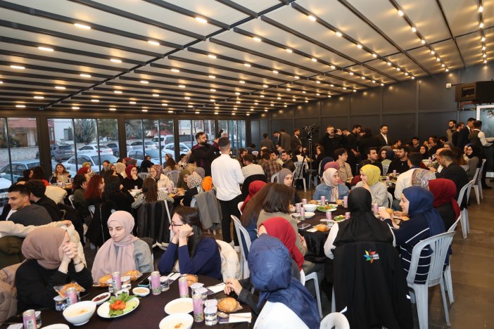 baskan-altay-universiteli-genclerin-iftar-sofrasina-konuk-oldu-002.jpeg