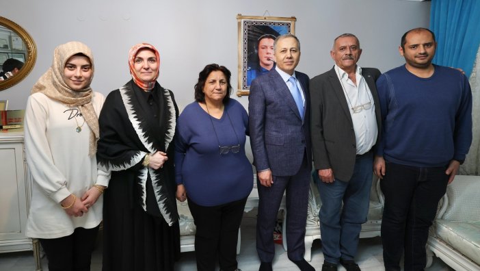 icisleri-bakani-yerlikaya-iftari-sehit-emniyet-amiri-pilot-cemil-gulenin-ailesiyle-yapti.jpg