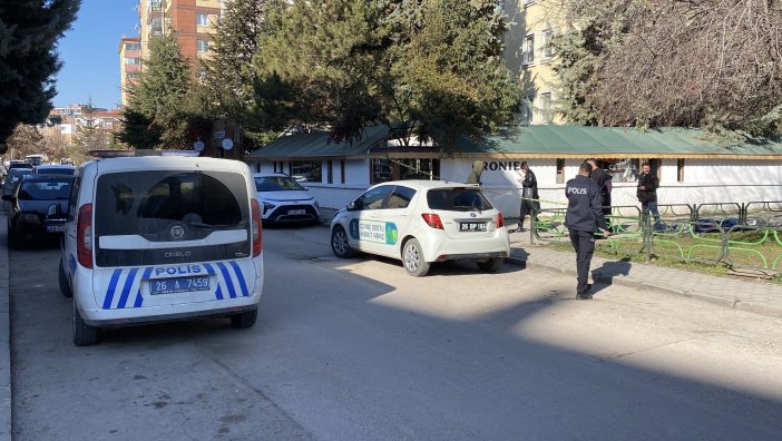 sokak-ortasinda-erkek-cesedi-bulundu-002.jpg