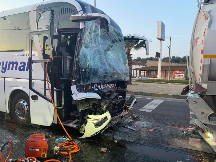 tir-otobus-ve-tanker-birbirine-girdi-1-olu-7-yarali.jpg
