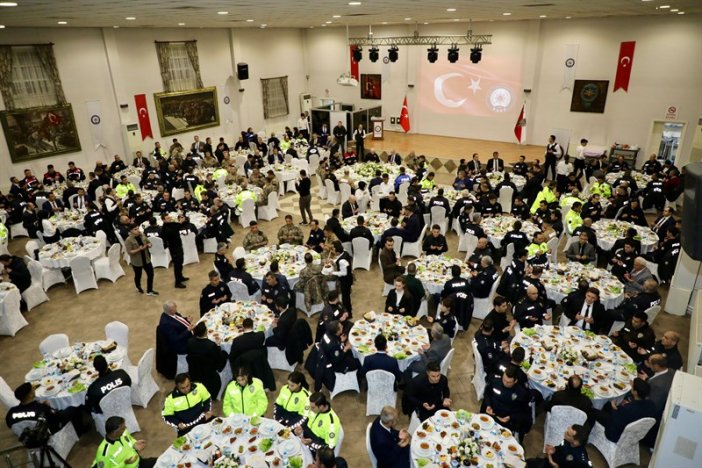 konya-valisi-akin-polislerle-iftar-yapti-001.jpeg