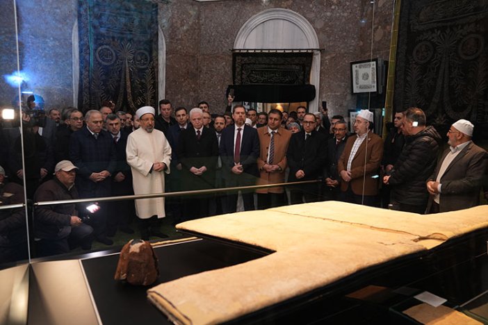 hirka-i-serif-ziyarete-acildi.jpg