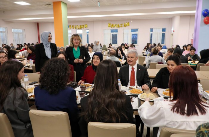 konya-valisi-akin-ogrencilerle-iftar-acti-001.jpeg