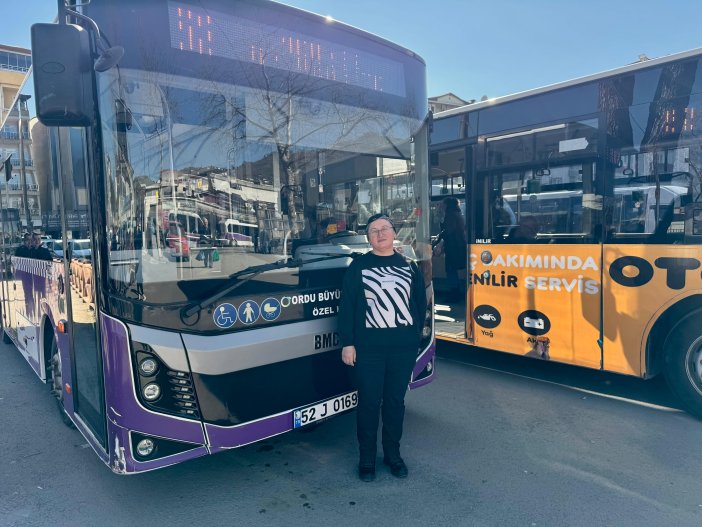 3-cocuk-annesi-70-yolculuk-otobusun-direksiyonunda.jpg