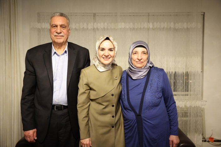 bakan-goktastan-abdde-turk-aileye-ziyaret.jpg