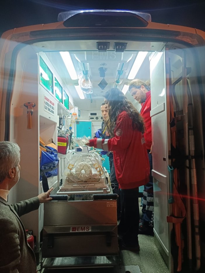ambulans-ucak-yeni-dogan-bebek-icin-havalandi.jpg