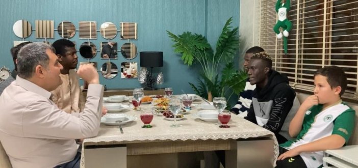 konyasporun-senegalli-yildizlari-iftar-sofrasinda.jpg