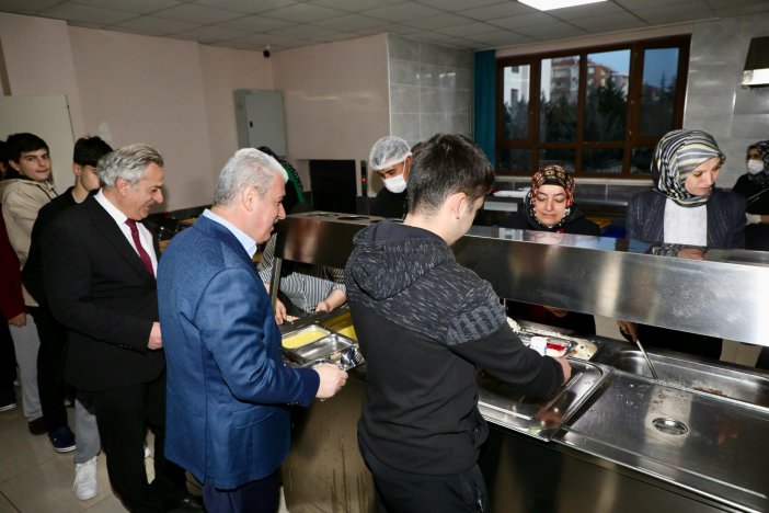 konya-valisi-gelecegin-teminati-ogrencilerle-iftarda-bulustu-001.jpeg
