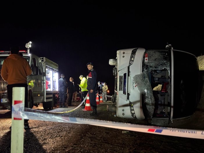 iscileri-tasiyan-otobus-devrildi-23-kisi-yaralandi.jpg