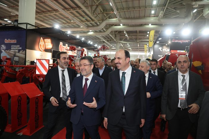 baskan-altay-traktore-bindi-ciftcileri-davet-etti-001.jpg