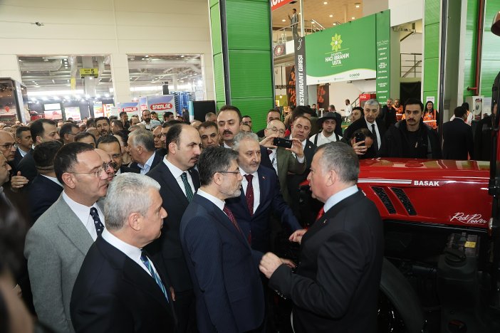 baskan-altay-traktore-bindi-ciftcileri-davet-etti-002.jpg