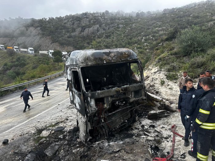 tir-alev-aldi-surucu-yanarak-can-verdi.jpg