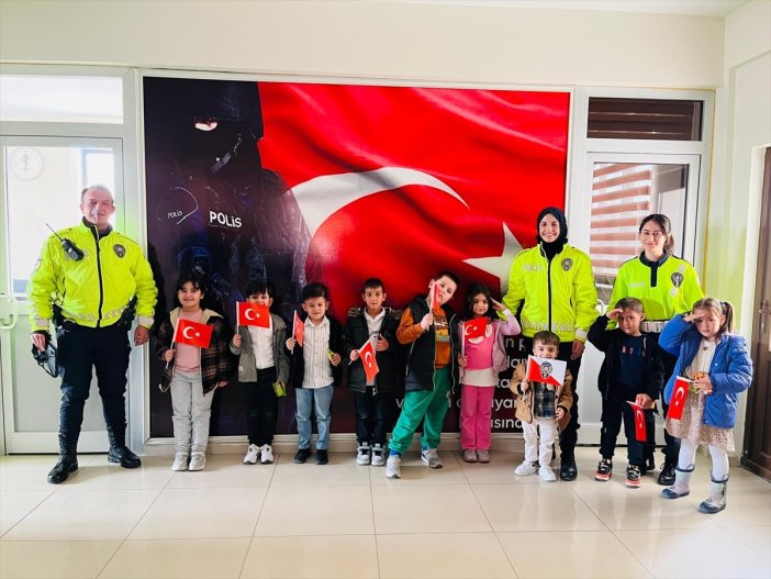 konyada-minik-ogrencilerden-polis-haftasi-ziyareti.jpg