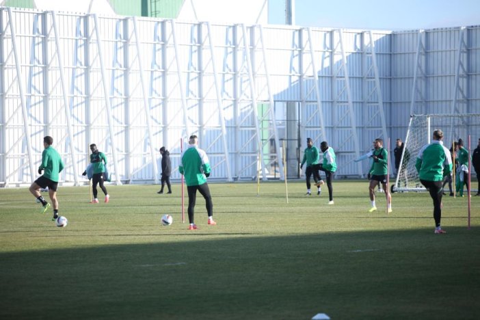 konyaspor-uzun-aradan-sonra-antrenmanini-basina-aciyor.jpg