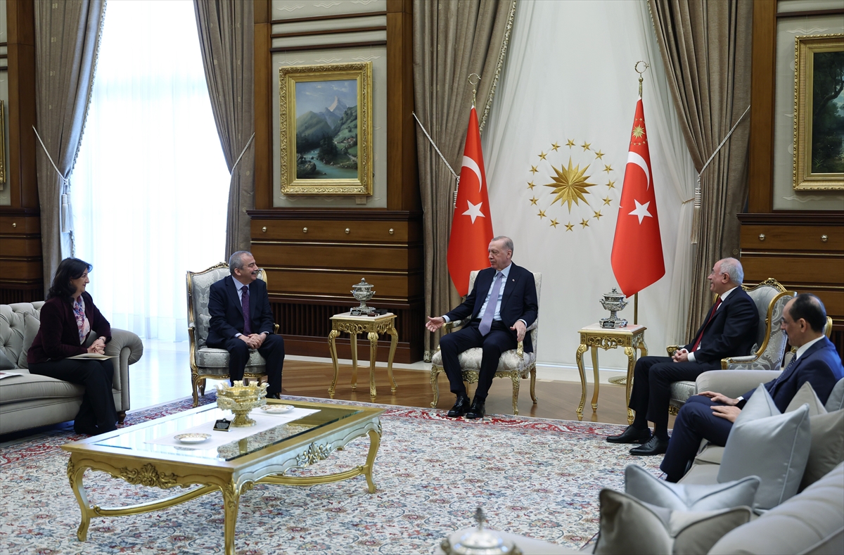 13-yil-sonra-ilk-cumhurbaskani-erdogan-dem-parti-gorusmesi-basladi.jpg