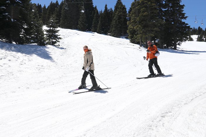 kayak-ve-kis-turizminin-onemli-merkezlerinden-uludagda-nisan-ayinda-yagan-kar-yerli-ve-yabanci-turistlere-gunesli-havada-kayak-yapma-imkani-sundu-001.jpg