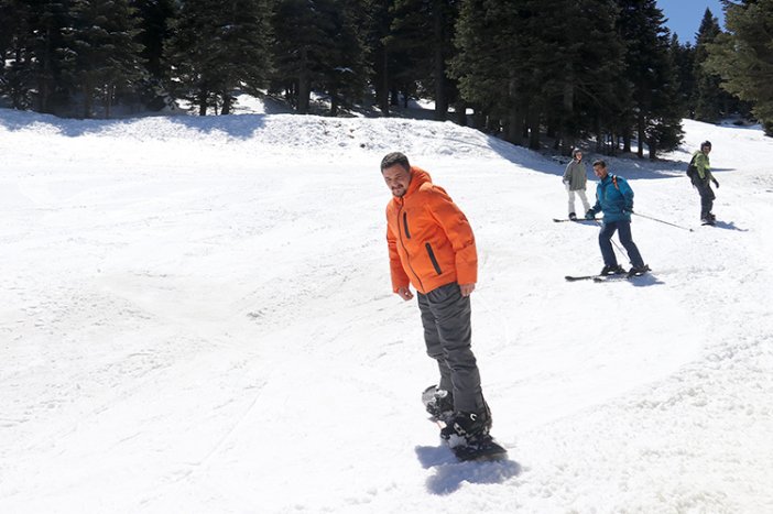 kayak-ve-kis-turizminin-onemli-merkezlerinden-uludagda-nisan-ayinda-yagan-kar-yerli-ve-yabanci-turistlere-gunesli-havada-kayak-yapma-imkani-sundu-002.jpg