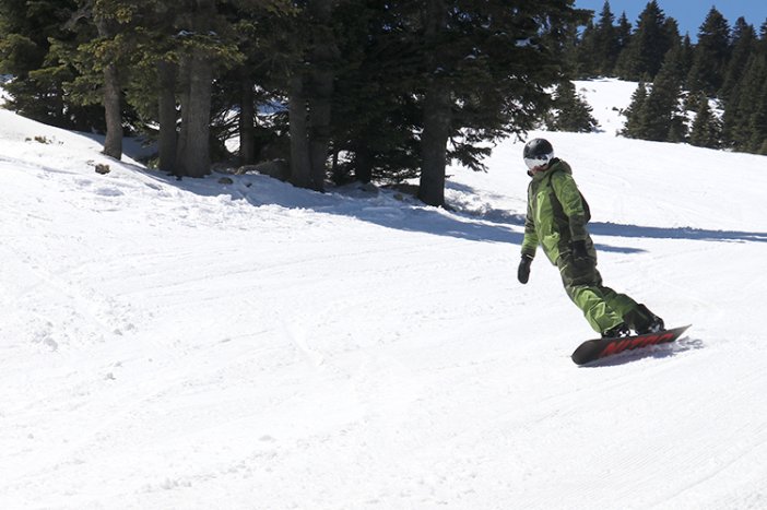 kayak-ve-kis-turizminin-onemli-merkezlerinden-uludagda-nisan-ayinda-yagan-kar-yerli-ve-yabanci-turistlere-gunesli-havada-kayak-yapma-imkani-sundu-003.jpg