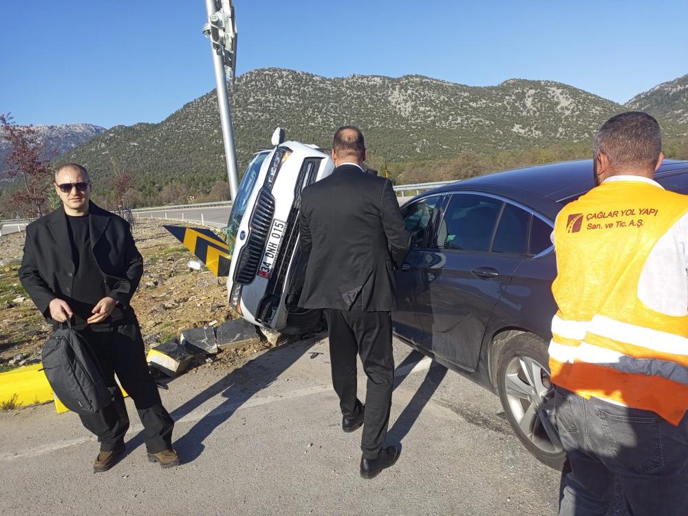 konya-yolunda-iki-otomobil-carpisti-2-yarali-002.jpg