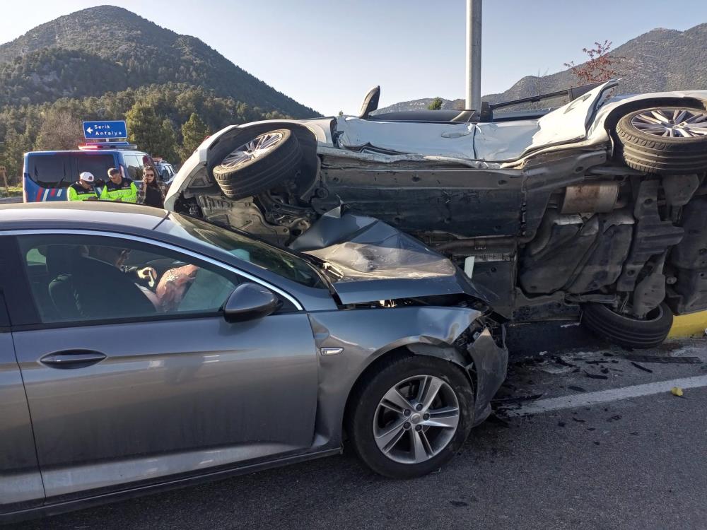 konya-yolunda-iki-otomobil-carpisti-2-yarali.jpg