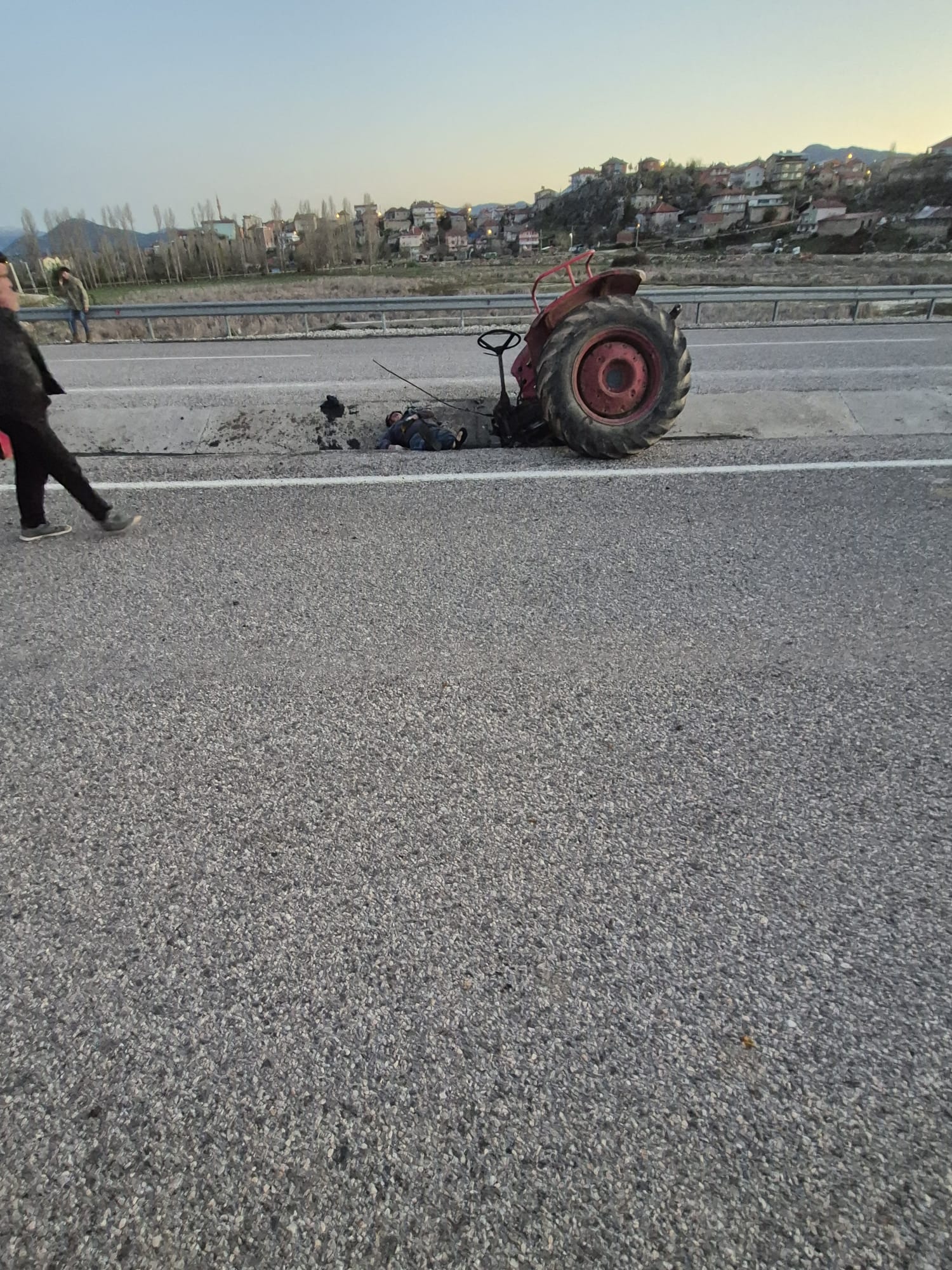 konyada-feci-kaza-traktor-seyir-halindeyken-ikiye-bolundu.jpeg