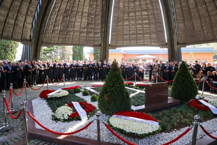 turgut-ozal-vefatinin-32-yilinda-dualarla-anildi-004.jpg