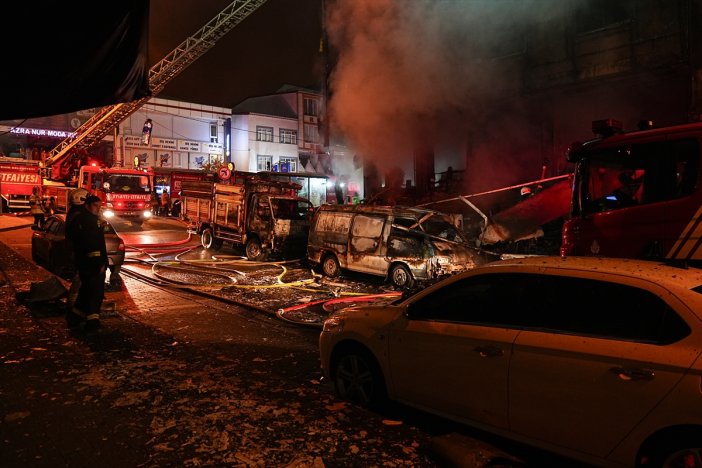 istanbul-basaksehirde-is-merkezinde-cikan-yangin-bitisigindeki-4-katli-binaya-da-sicradi-cok-sayida-itfaiyenin-mudahalesiyle-alevler-kontrol-altina-alinirken-is-merkezindeki-6-is-yeri-bitisikteki-apartman-ve-araclar-zarar-gordu-001.jpg
