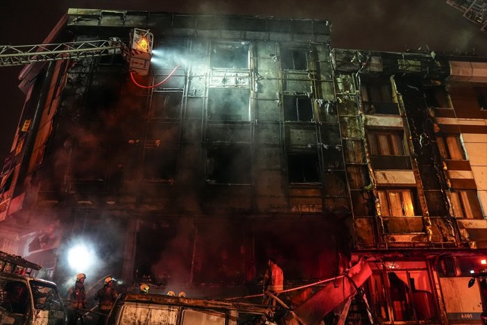 istanbul-basaksehirde-is-merkezinde-cikan-yangin-bitisigindeki-4-katli-binaya-da-sicradi-cok-sayida-itfaiyenin-mudahalesiyle-alevler-kontrol-altina-alinirken-is-merkezindeki-6-is-yeri-bitisikteki-apartman-ve-araclar-zarar-gordu.jpg