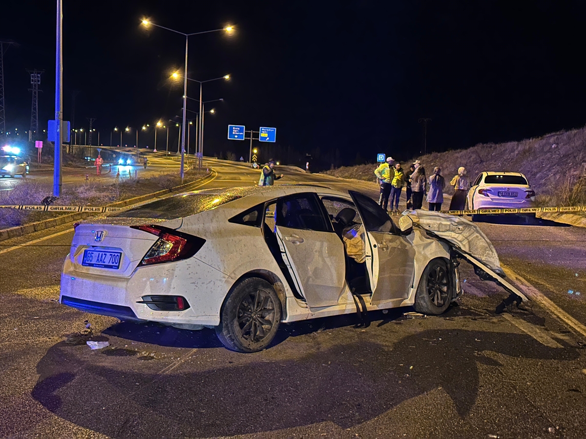 otomobilin-direge-carptigi-kazada-3-kisi-oldu-001.jpg