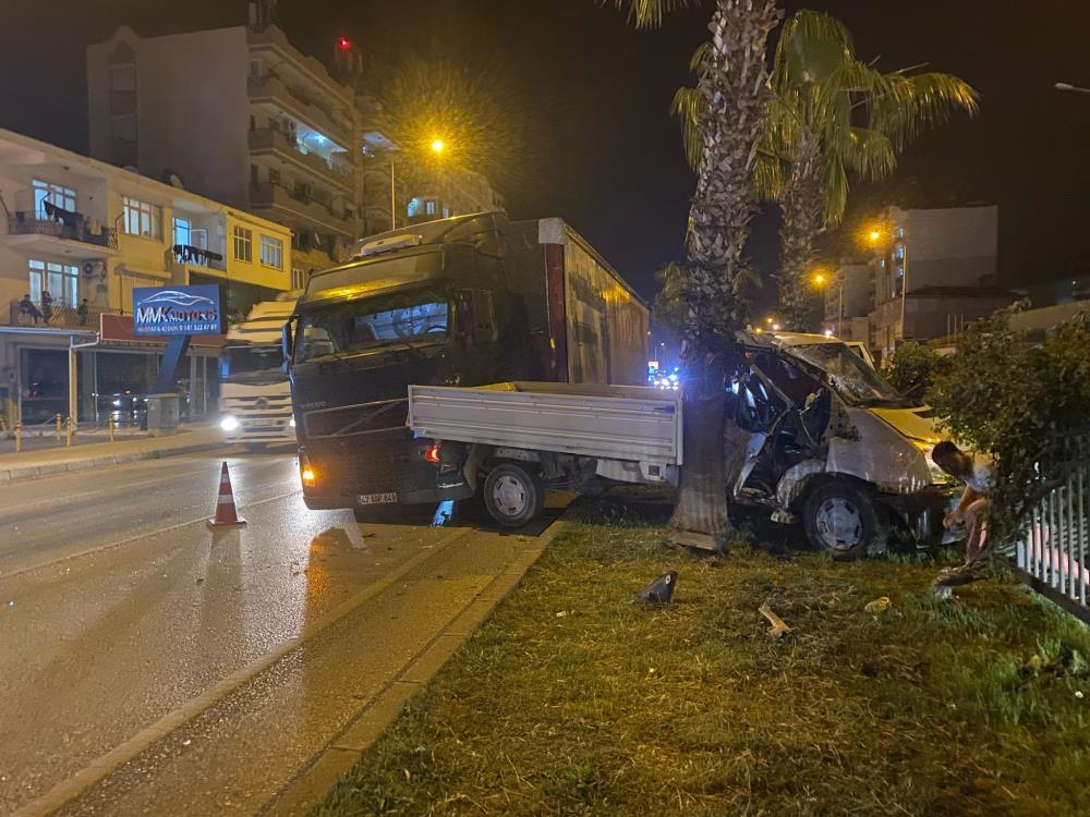 konya-plakali-tir-kamyonetle-carpisti.jpg