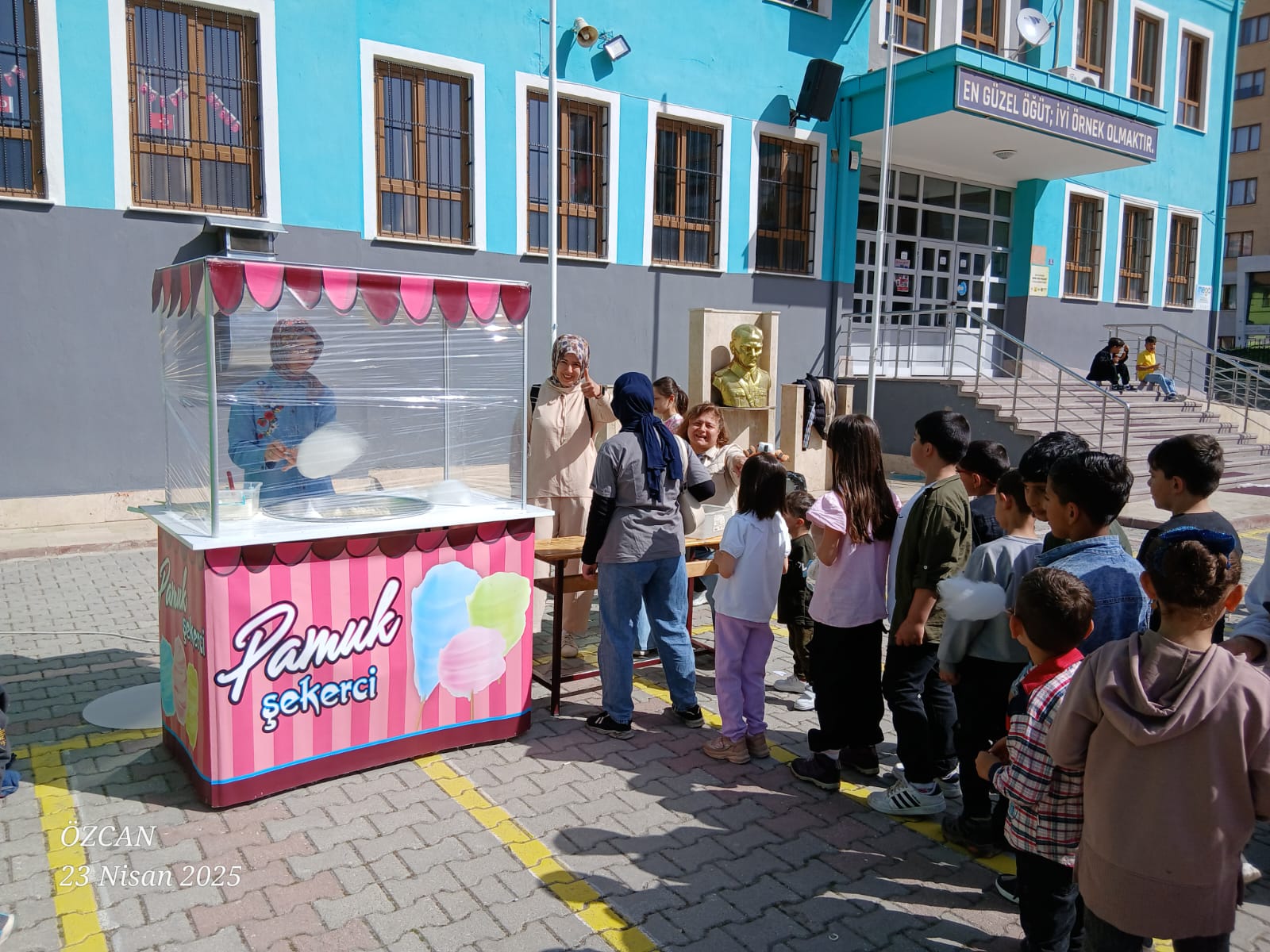 meram-yunus-emre-ilkokulunda-23-nisan-coskusu-002.jpeg