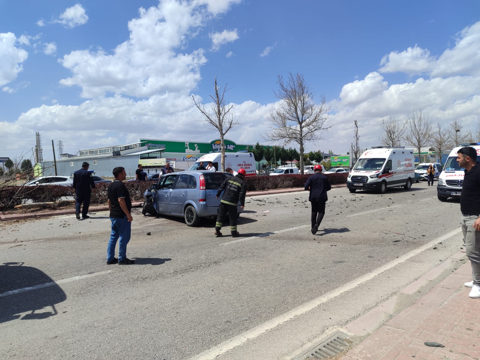 konyada-2-otomobil-carpisti-yaralilar-var-003.jpeg