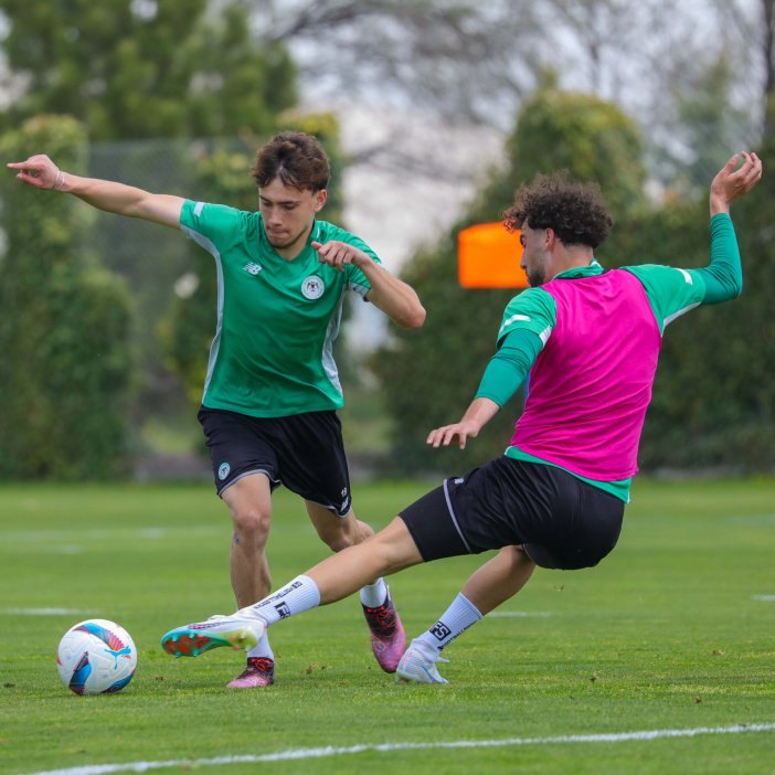 konyaspor-kupa-maci-sonrasi-topbasi-yapti.png