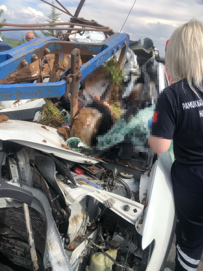 traktore-carpan-otomobil-kazasinda-aci-haber-geldi-001.jpg